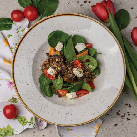 Салат з телятини гриль, свіжих овочів під трюфельним соусом